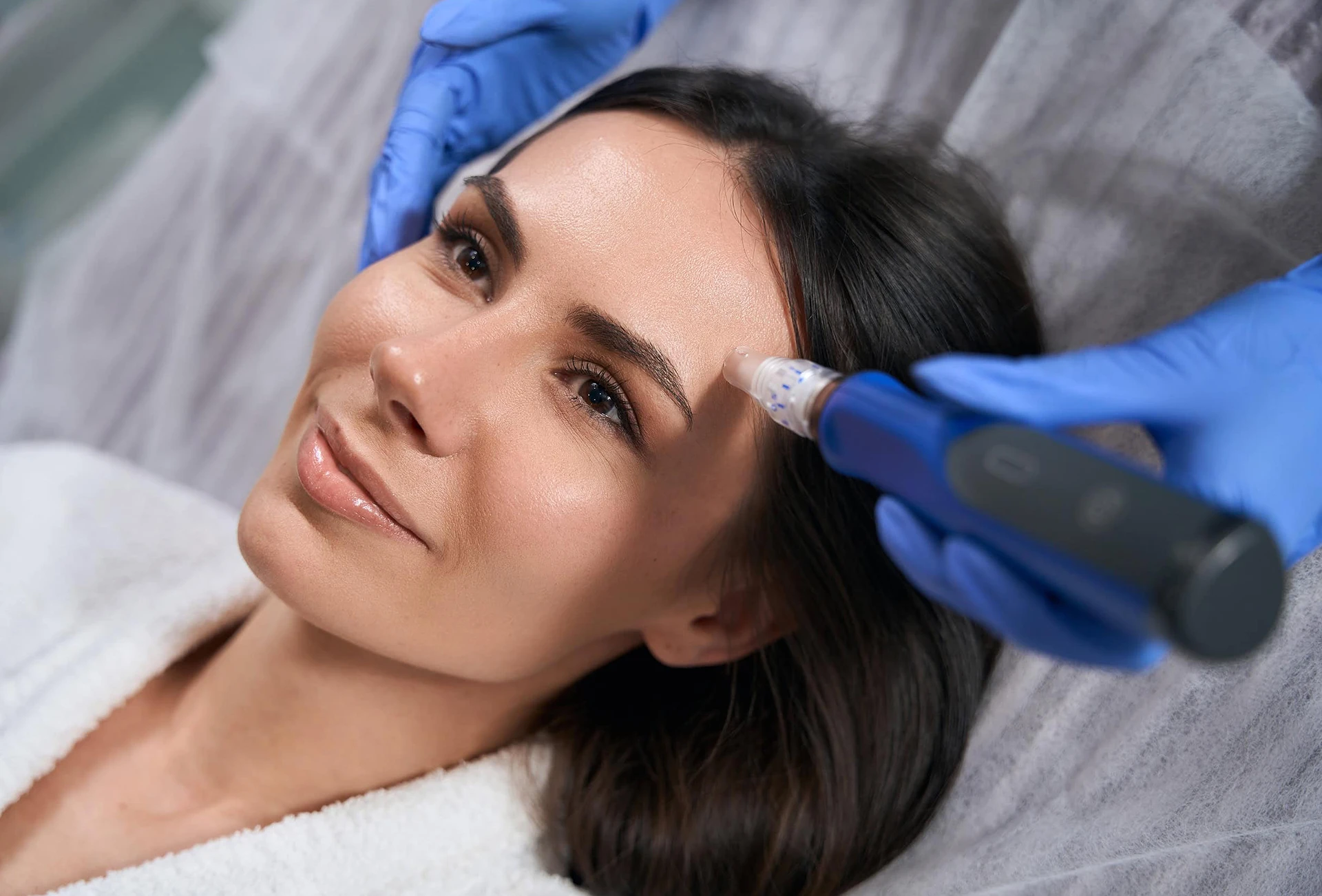Microneedling inc. Dermalux